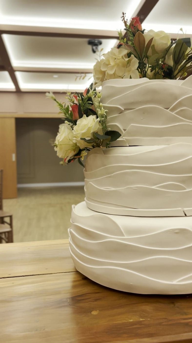 Bolo de casamento decorado com flores