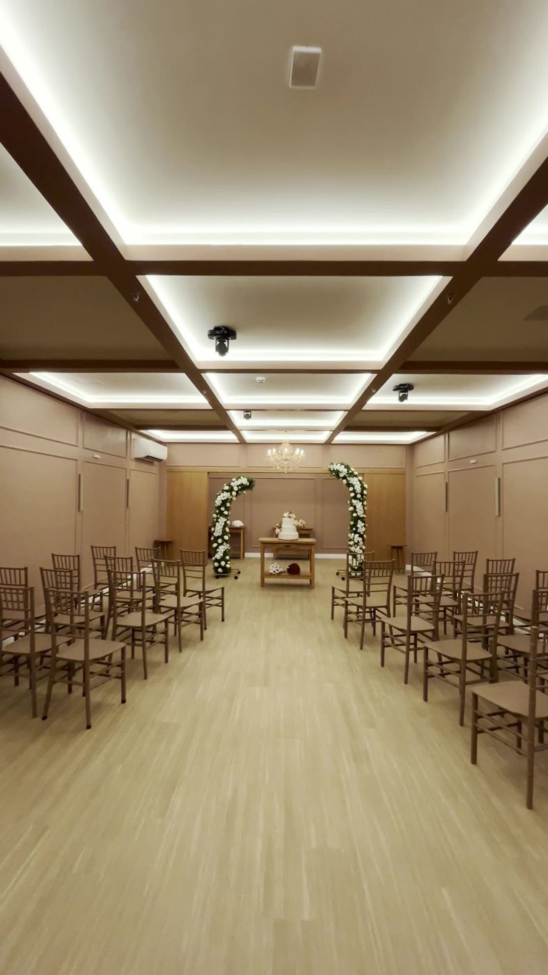 Entrada do salão com cadeiras e altar ao fundo
