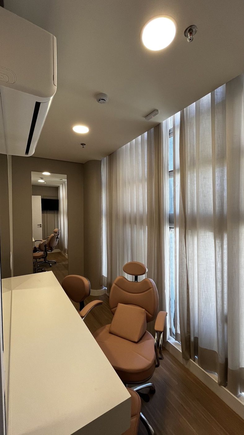 Quarto de Noiva privativo com penteadeira, espelho e cadeiras de maquiagem
