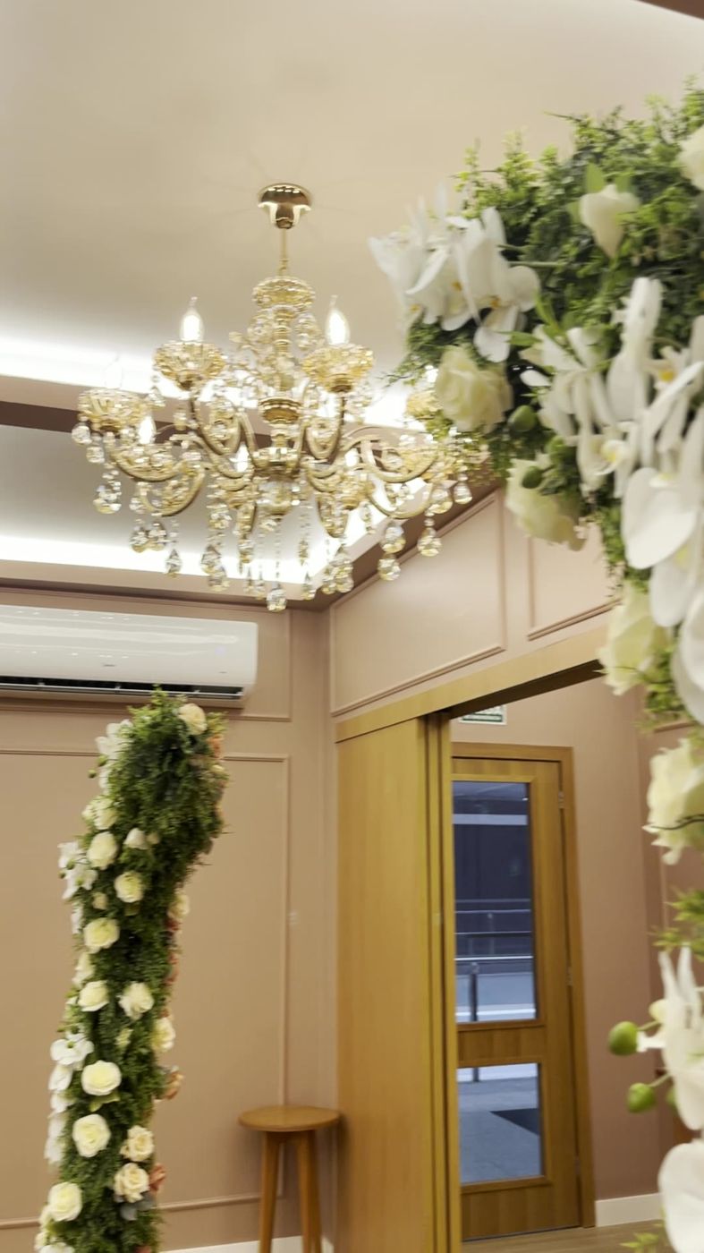 Arco de rosas brancas e lustre