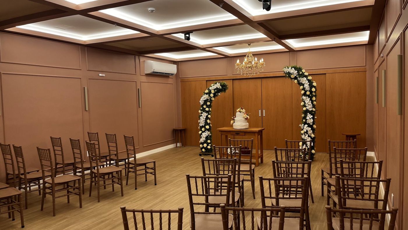 Cadeiras alinhadas em direção ao altar